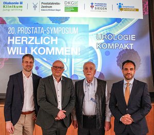 Sie lieferten beim Siegener Symposium zahlreiche Informationen zum Thema Prostatakrebs (von links): René Baumann (Chefarzt Radioonkologie, St. Marien-Krankenhaus), Dr. Peter Weib (Chefarzt Urologie, Diakonie Klinikum), Lothar Stock (Sprecher Prostata-Selbsthilfegruppe) und Dr. Mahmoud Farzat (Chefarzt Robotische Urologie, Diakonie Klinikum). 