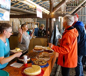 Großer Andrang herrschte beim Apfelfest am Ökumenischen Hospiz Kloster Bruche einmal mehr beim Kuchenbuffet. 40 Kuchen verschiedenster Sorte standen zur Auswahl.